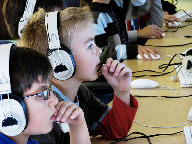 Capture noise-free audio recordings of conversations